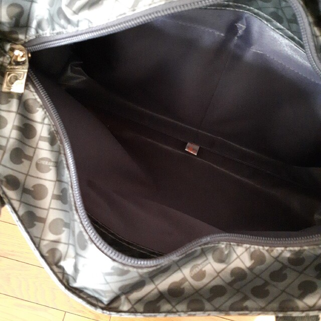 GHERARDINI(ゲラルディーニ)の美品❗ゲラルディーニ　ソフティ　超軽量　ショルダーバッグ　グレー　A4対応 レディースのバッグ(ショルダーバッグ)の商品写真