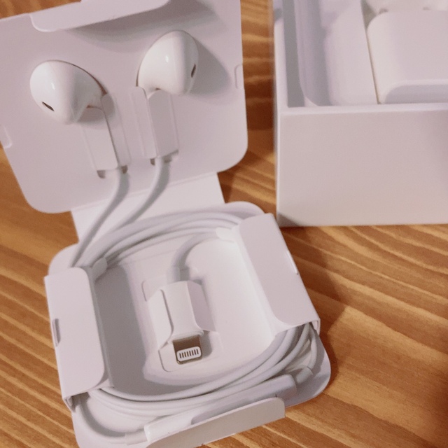 Apple(アップル)の【未使用】iPhone 付属品3点セット スマホ/家電/カメラのオーディオ機器(ヘッドフォン/イヤフォン)の商品写真