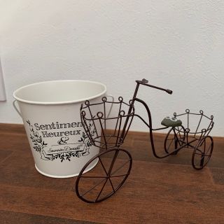 多肉植物のアレンジに　缶とワイヤー自転車(プランター)