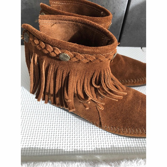 Minnetonka(ミネトンカ)のミネトンカ◎フリンジショートブーツ　ブラウン レディースの靴/シューズ(ブーツ)の商品写真