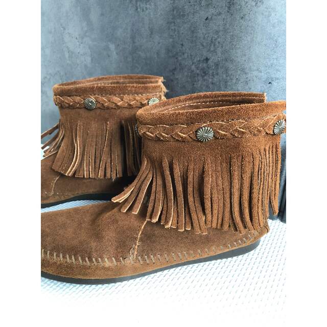 Minnetonka(ミネトンカ)のミネトンカ◎フリンジショートブーツ　ブラウン レディースの靴/シューズ(ブーツ)の商品写真