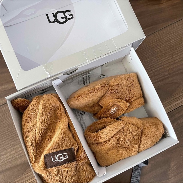 UGG(アグ)のUGG ブーツ×帽子セット　6-12m Sサイズ キッズ/ベビー/マタニティのベビー靴/シューズ(~14cm)(ブーツ)の商品写真