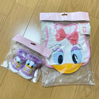 ディズニー(Disney)のディズニー　デイジー　ホイッスルスタイ　靴下　セット(ベビースタイ/よだれかけ)