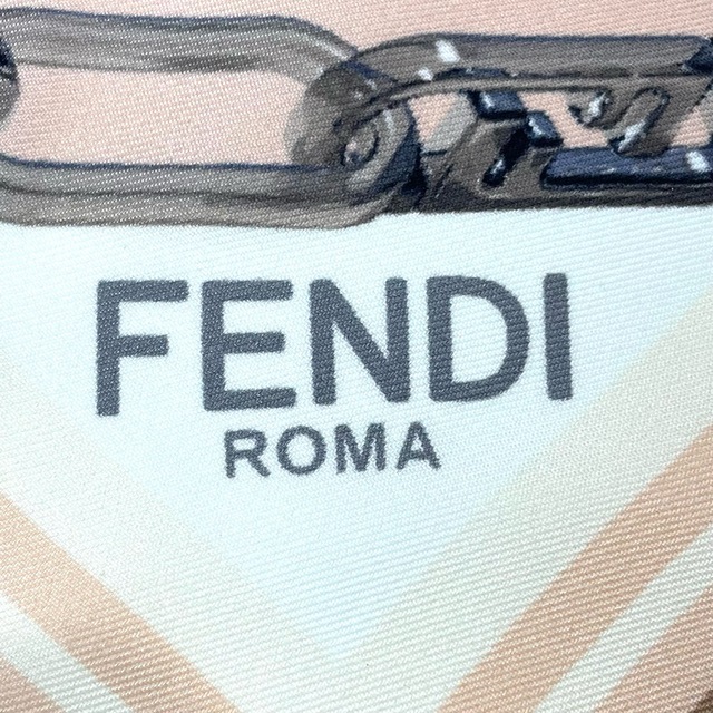 FENDI(フェンディ)のFENDI フェンディ スカーフ チェーン ピンクブラウン 大判 ファッションアイテム FXT091 シルク    ベージュ レディース 人気 美品【中古品】 レディースのファッション小物(バンダナ/スカーフ)の商品写真