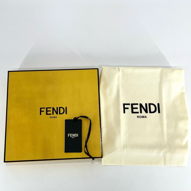 FENDI(フェンディ)のFENDI フェンディ スカーフ チェーン ピンクブラウン 大判 ファッションアイテム FXT091 シルク    ベージュ レディース 人気 美品【中古品】 レディースのファッション小物(バンダナ/スカーフ)の商品写真