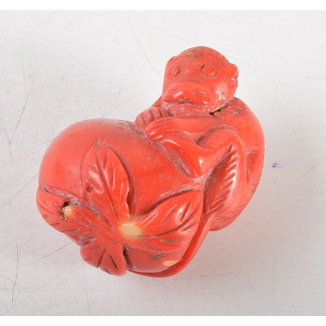 時代提げ物　山珊瑚　赤珊瑚彫刻　干支　柿に猿　根付　置物　C　R5191
