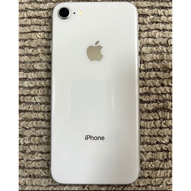 Apple(アップル)のiPhone iPhone8白　256GB 美品　箱　付属品付き スマホ/家電/カメラのスマートフォン/携帯電話(スマートフォン本体)の商品写真