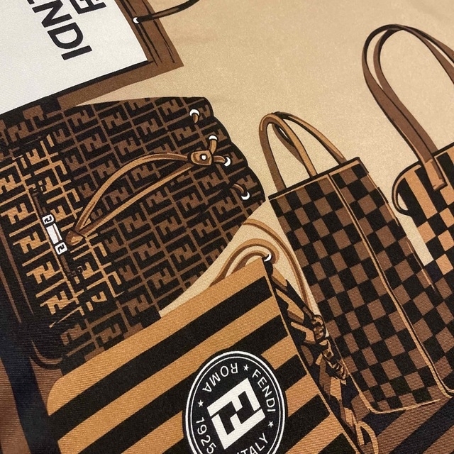 FENDI(フェンディ)のチャンス◎ 未使用 フェンディ シルクスカーフ  FENDI’s bags🤎 レディースのファッション小物(バンダナ/スカーフ)の商品写真