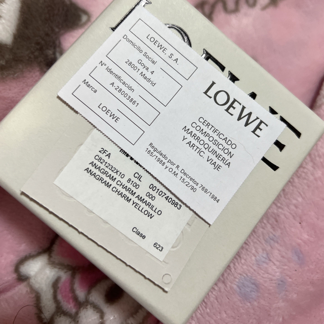 LOEWE(ロエベ)のロエベ 新品 イエロー キーホルダー 新作 レディースのファッション小物(キーホルダー)の商品写真