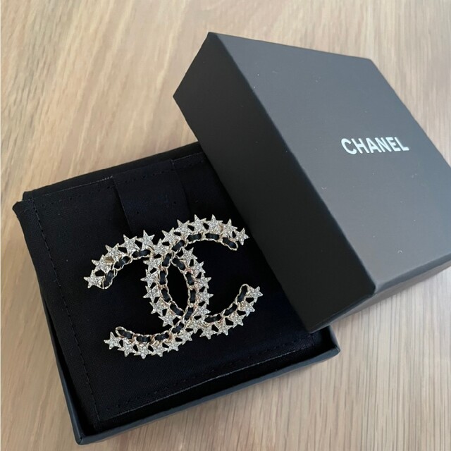 CHANEL - 23C新作☆CHANEL☆CCロゴ ブローチ 星×レザーの通販 by