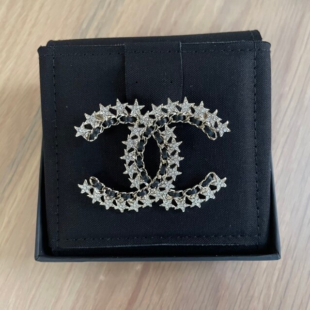 23C新作☆CHANEL☆CCロゴ ブローチ 星×レザー 23C新作☆CHANEL☆CCロゴ ブローチ 星×レザー