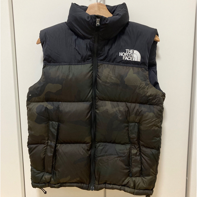 THE NORTH FACE(ザノースフェイス)の美品 ノースフェイス ヌプシ ベスト Mサイズ 迷彩 メンズのジャケット/アウター(ダウンベスト)の商品写真