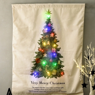 スリーコインズ(3COINS)の光るタペストリー　スリーコインズ　クリスマスツリー　WEB限定　完売品(絵画/タペストリー)