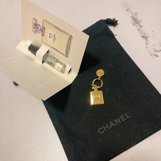 CHANEL(シャネル)のCHANELシャネルチャームノベルティ新品未使用2022ホリデークリスマス限定品 レディースのアクセサリー(チャーム)の商品写真