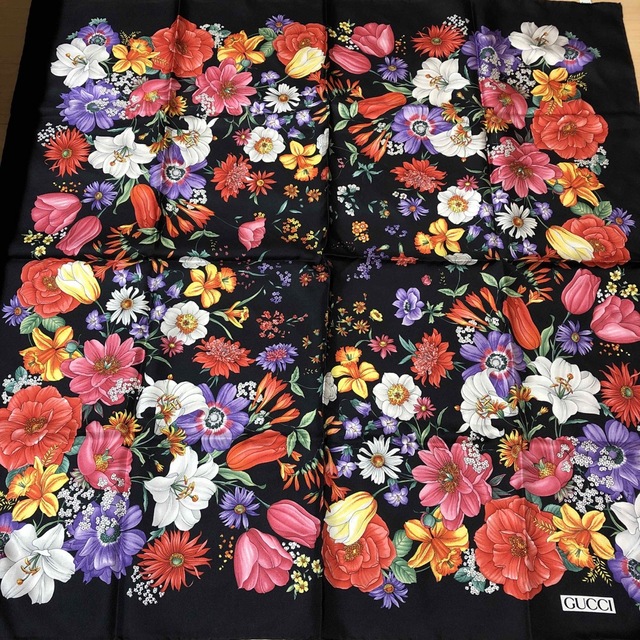 GUCCI♦︎グッチ ブラック花柄シルク大判スカーフ 【再入荷