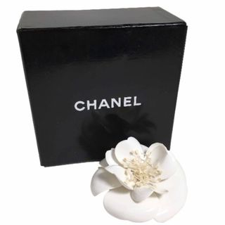 シャネル(CHANEL)のシャネル  ブローチ ホワイト  CHANEL カメリア フラワー(ブローチ/コサージュ)