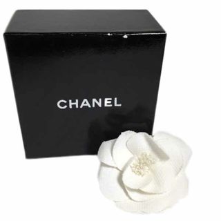 シャネル(CHANEL)のシャネル  ブローチ ホワイト  CHANEL フラワー カメリア(ブローチ/コサージュ)