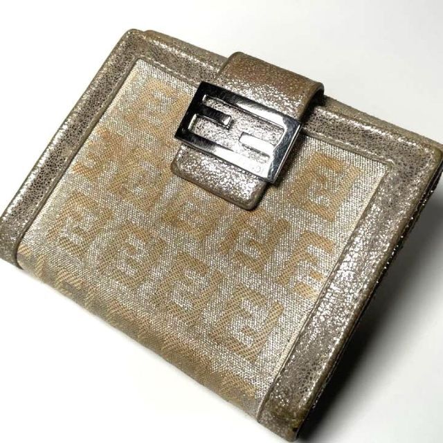 FENDI(フェンディ)のFENDI フェンディ　ズッカ柄　FF 財布 折り畳み　シルバー レディースのファッション小物(財布)の商品写真
