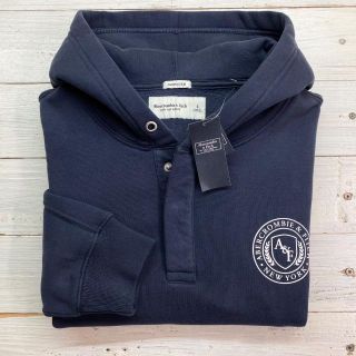 アバクロンビーアンドフィッチ(Abercrombie&Fitch)の新品【メンズS】★アバクロ★人気の緩めシルエット！ボタン付きパーカー/紺(パーカー)