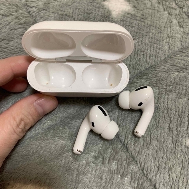 Apple(アップル)のAirPods Pro 本体　半年使用 スマホ/家電/カメラのオーディオ機器(ヘッドフォン/イヤフォン)の商品写真