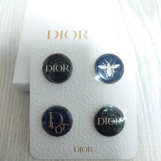 Dior(ディオール)のピンバッジ🐝💙非売品 レディースのファッション小物(その他)の商品写真