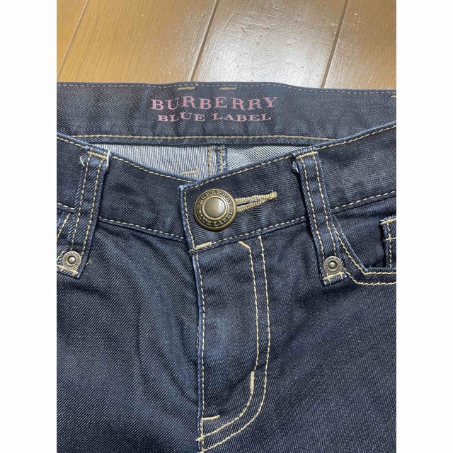 BURBERRY BLACK LABEL(バーバリーブラックレーベル)のバーバリーブルーレーベル　ジーパン レディースのパンツ(デニム/ジーンズ)の商品写真