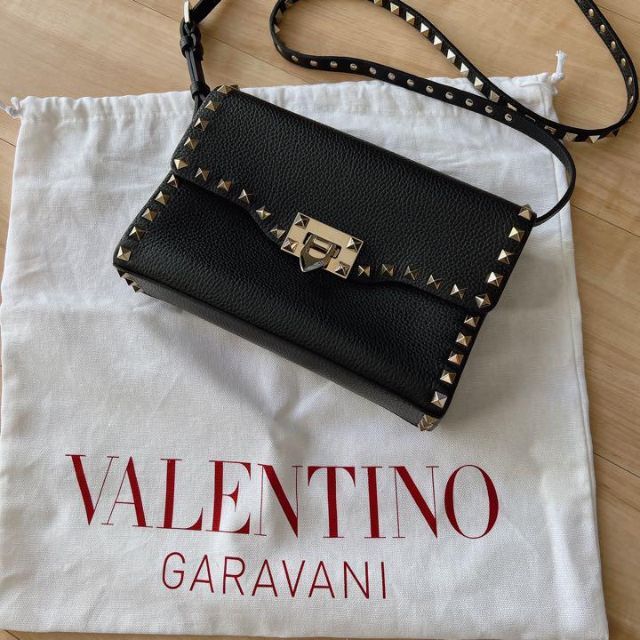 適当な価格 VALENTINO - VALENTINO ロックスタッズショルダーバッグ