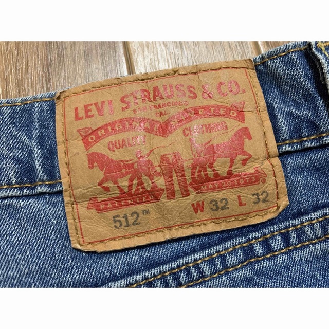 Levi's(リーバイス)のLevi's 512 デニムパンツ  サイドライン　ダメージ加工 メンズのパンツ(デニム/ジーンズ)の商品写真