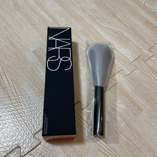 NARS(ナーズ)のNARS パウダー ブラシ 13 コスメ/美容のメイク道具/ケアグッズ(ブラシ・チップ)の商品写真