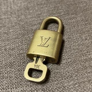 ルイヴィトン(LOUIS VUITTON)のLOUIS VUITTON ルイヴィトン 南京錠 鍵 304 (キーホルダー)