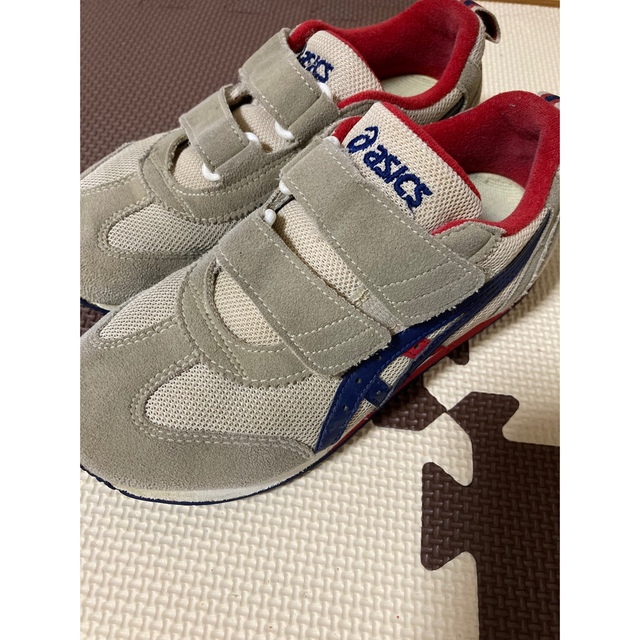 asics(アシックス)の出品停止中 キッズ/ベビー/マタニティのキッズ靴/シューズ(15cm~)(スニーカー)の商品写真