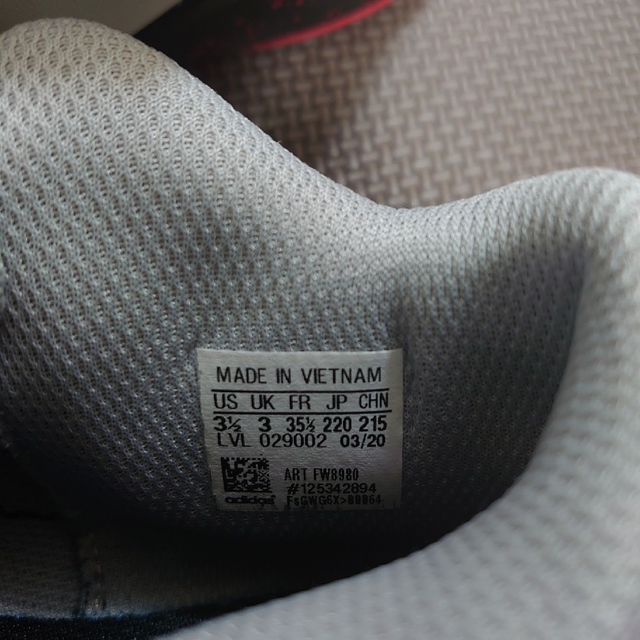 adidas(アディダス)のadidas バスケットシューズ キッズ/ベビー/マタニティのキッズ靴/シューズ(15cm~)(スニーカー)の商品写真