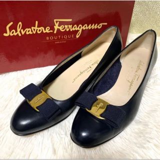 サルヴァトーレフェラガモ(Salvatore Ferragamo)の【美品】Salvatore Ferragamo フェラガモ ヴァラ パンプス 紺(ハイヒール/パンプス)