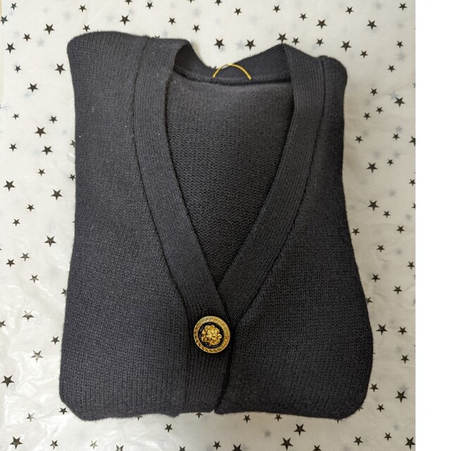 L'Appartement DEUXIEME CLASSE(アパルトモンドゥーズィエムクラス)のL'AppartementGOLD BUTTON V/N CARDIGAN レディースのトップス(カーディガン)の商品写真