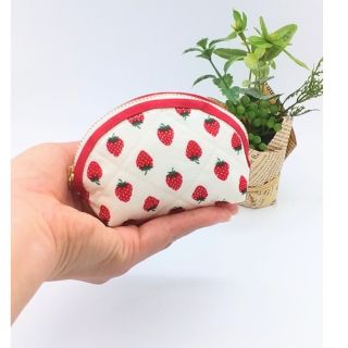 ハンドメイド⭐︎ミニポーチ☆いちご柄（白）小銭入れ　イヤフォンケース(ポーチ)