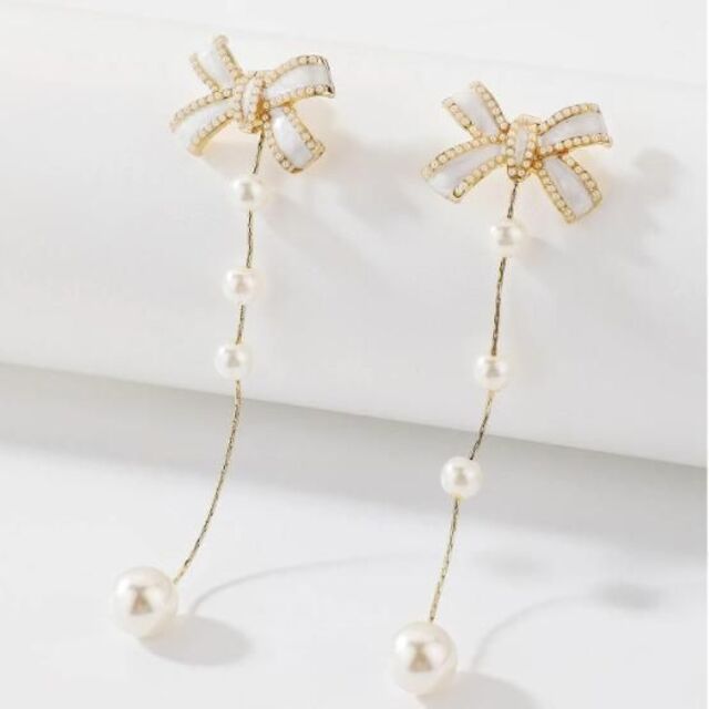 数量限定❤️ 新品 パール ビジュー リボン ピアス 韓国 ゆめかわ 揺れる レディースのアクセサリー(ピアス)の商品写真