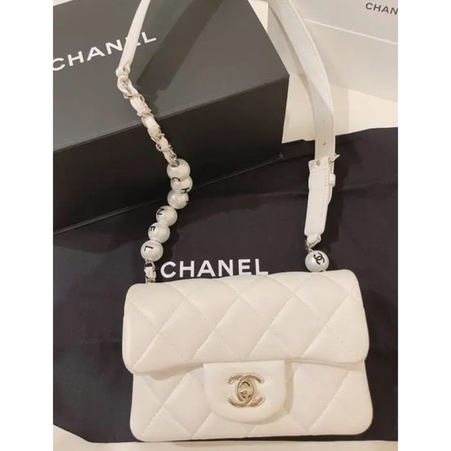 Chanel シャネル ロゴパール　マトラッセボディバック