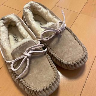 アグ(UGG)のUGG ダコタ　サイズ5 美品　タバコ　国内正規品　ベージュ　ピンク(スリッポン/モカシン)