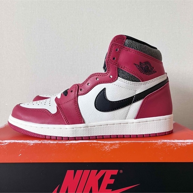 NIKE(ナイキ)のNIKE AIR JORDAN 1 RETRO HIGH OG CHICAGO メンズの靴/シューズ(スニーカー)の商品写真