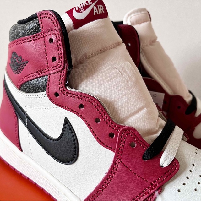 NIKE(ナイキ)のNIKE AIR JORDAN 1 RETRO HIGH OG CHICAGO メンズの靴/シューズ(スニーカー)の商品写真