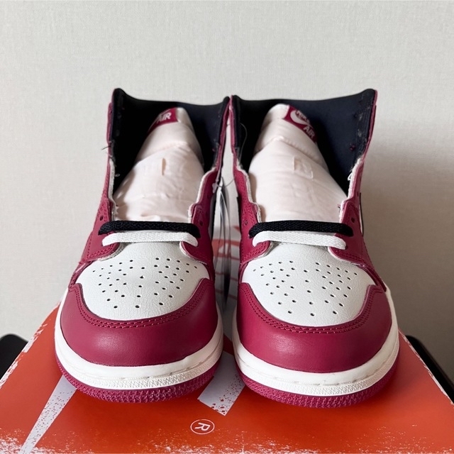 NIKE(ナイキ)のNIKE AIR JORDAN 1 RETRO HIGH OG CHICAGO メンズの靴/シューズ(スニーカー)の商品写真