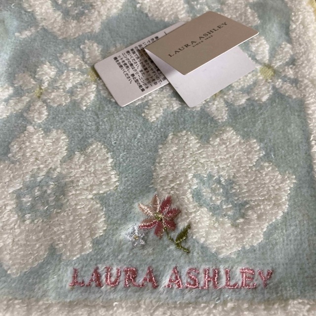 LAURA ASHLEY(ローラアシュレイ)のハンドタオル　3枚セット　ローラアシュレイ、ポール&ジョー レディースのファッション小物(ハンカチ)の商品写真