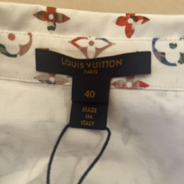 LOUIS VUITTON(ルイヴィトン)のルイヴィトン　フラワー　シャツ レディースのトップス(シャツ/ブラウス(長袖/七分))の商品写真