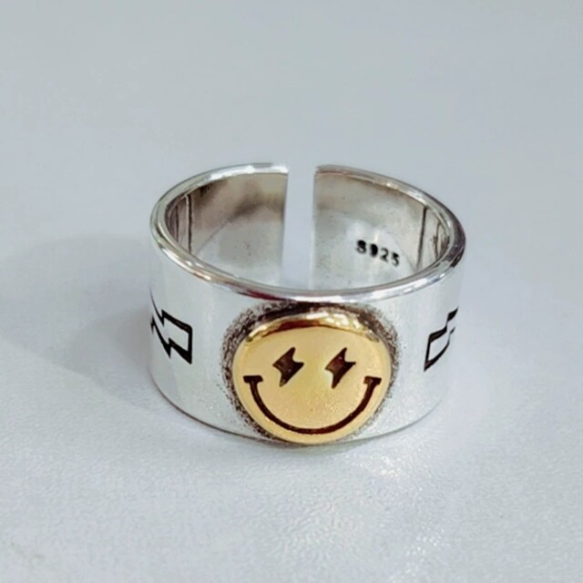 ニコちゃん スマイル 笑顔 リング 指輪 メンズ シルバー アクセサリー メンズのアクセサリー(リング(指輪))の商品写真