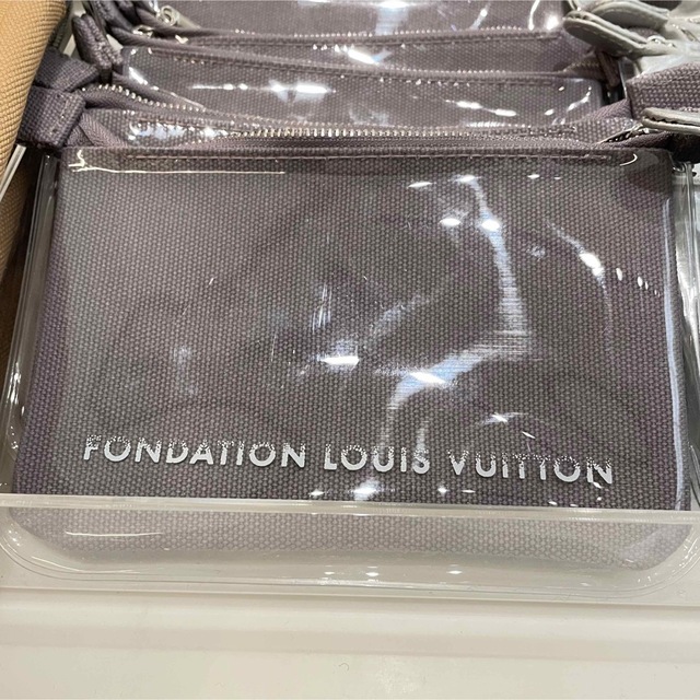 LOUIS VUITTON(ルイヴィトン)の匿名配送！◆Louis Vuitton◆ルイヴィトン ロゴ入りポーチ 2色展開 レディースのファッション小物(ポーチ)の商品写真