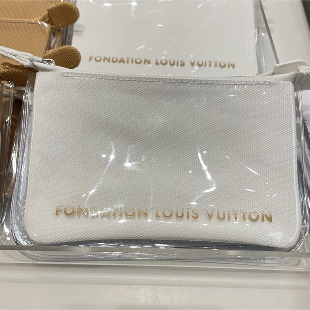 LOUIS VUITTON(ルイヴィトン)の匿名配送！◆Louis Vuitton◆ルイヴィトン ロゴ入りポーチ 2色展開 レディースのファッション小物(ポーチ)の商品写真