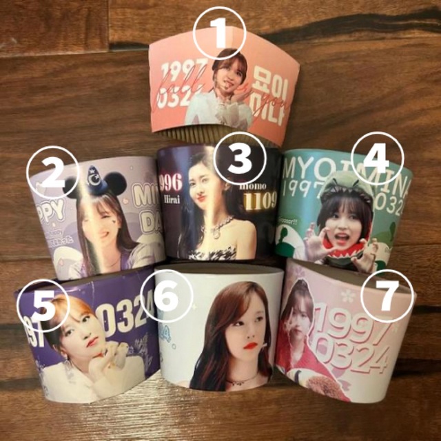 TWICE(トゥワイス)の【美品】TWICE ミナ・モモカップホルダーset エンタメ/ホビーのCD(K-POP/アジア)の商品写真