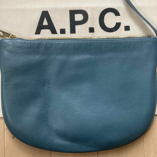 A.P.C(アーペーセー)のAPCレザーショルダーバッグ　 レディースのバッグ(ショルダーバッグ)の商品写真