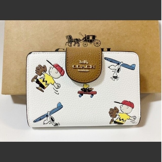 COACH - 新品COACH コーチ 二つ折り財布 peanutsコラボ スヌーピーの