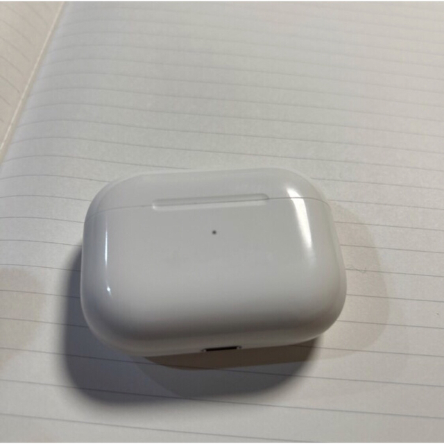 【美品】airpods pro 充電ケース　Apple正規品 スマホ/家電/カメラのオーディオ機器(ヘッドフォン/イヤフォン)の商品写真